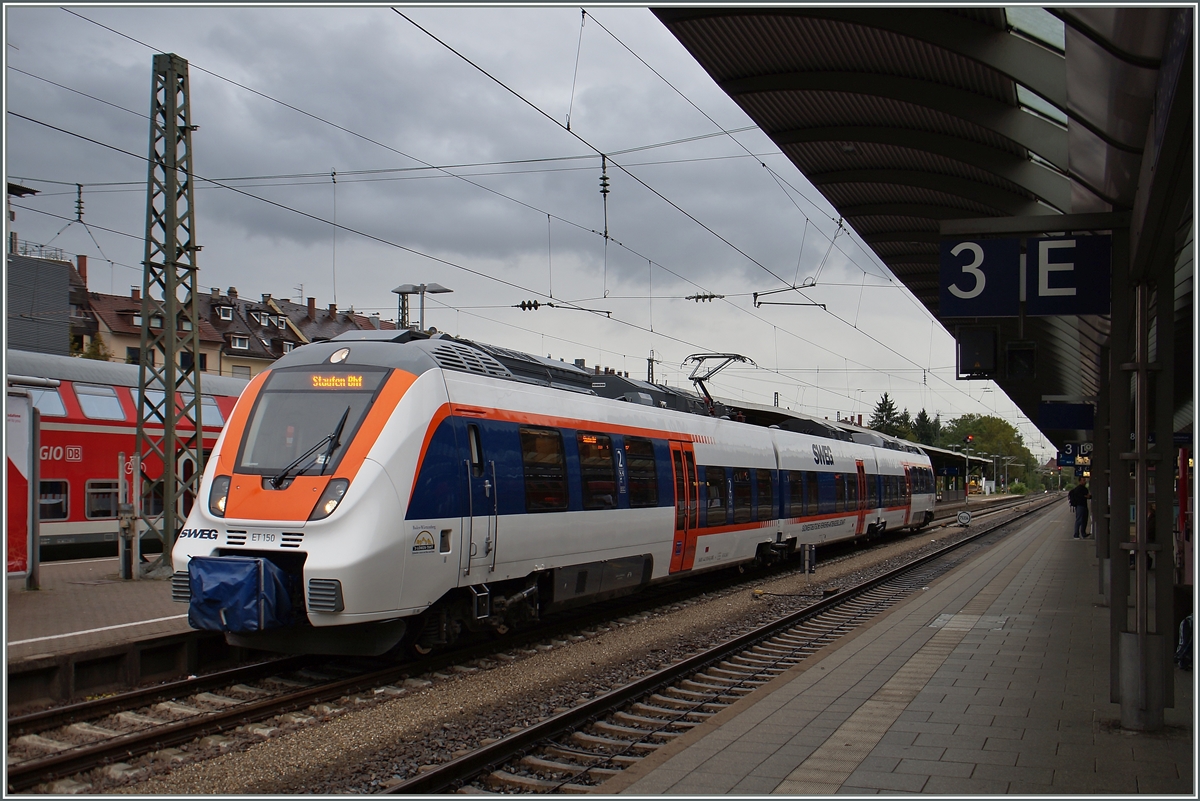 Der SWEG ET 150 (UIC 9480 1442 650-6 D-SWEG) wartet in Freiburg im Breisgau auf die Abfahrt nach Staufen.
17. Sept. 2015