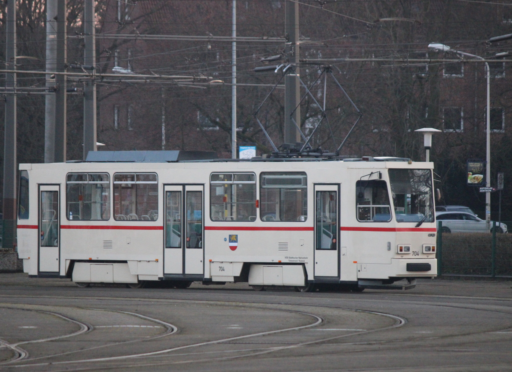 Der Tatra Wagen T6A2(704)aus dem Baujahr1990 von CKD Praha-Smichov stand am 17.01.2020 auf dem Betriebshof der Rostocker Straßenbahn AG.