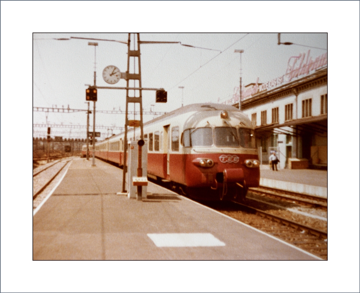 Der TEE Iris aus Bruxelles erreicht sein Ziel Zürich HB. 
Das Bild stammt vom 9. Mai 1981, zum Sommerfahrplan wurde dann die TEE Verbindung durch einen EC ersetzt.