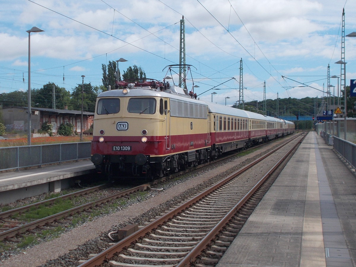 Der TEE Rheingold Binz-Trier mit 113 309,am 12.Juni 2016,beim Halt in Bergen/R�gen.