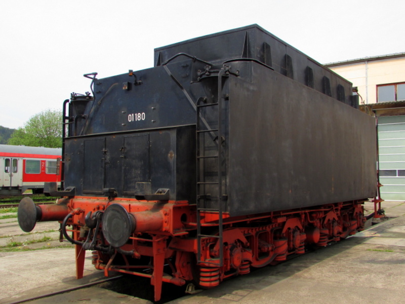 Der Tender der 01 180 stand im au�engel�nde des DLW Meiningen am 26.April.2014