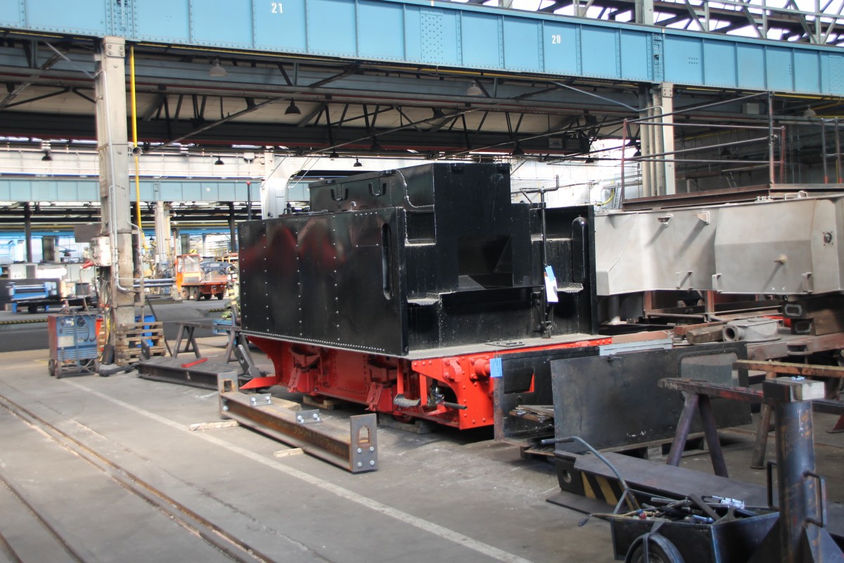 Der Tender der 99 4652 im DLW Meiningen am 29.M�rz.2014.
Der Tender wurde im Pre�nitztal neu gebaut.Der Rest der Lok stand erst in Putbus und wurde dann nach Meiningen gebracht.Von hier soll die Lok als Betriebsf�hige Lok wieder auf die Insel R�gen zur�ckkehren.