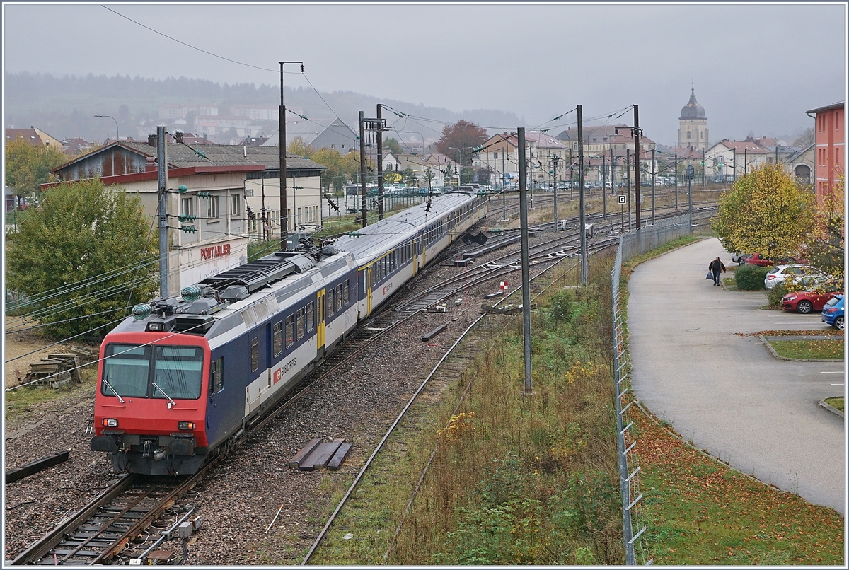 Der TER 18121 erreicht von Frasne kommend den Bahnhof Pontarlier. 

29. Okt. 2019