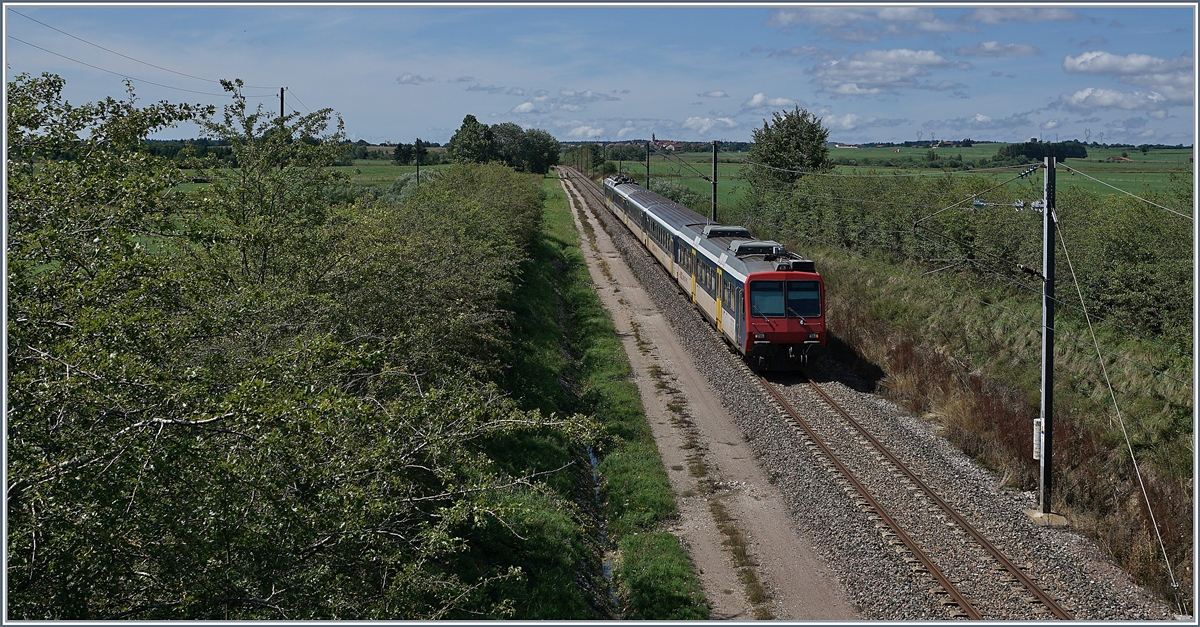 Der TER 18124 zwischen La Rivière-Drugeon und Frasne, dass im Hintergrund wage zu erkennen ist.

21. Aug. 2019