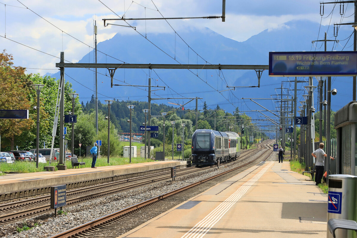 Der Testzug mit den umspurbaren MOB-Wagen verschwindet Richtung Thun. Kiesen, 23.August 2021 