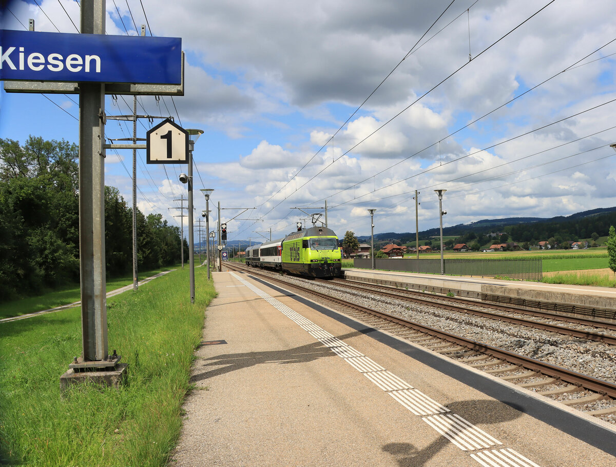 Der Testzug mit den umspurbaren MOB-Wagen: BLS Re 465 011 mit dem Testzug in Kiesen. 23.August 2021 