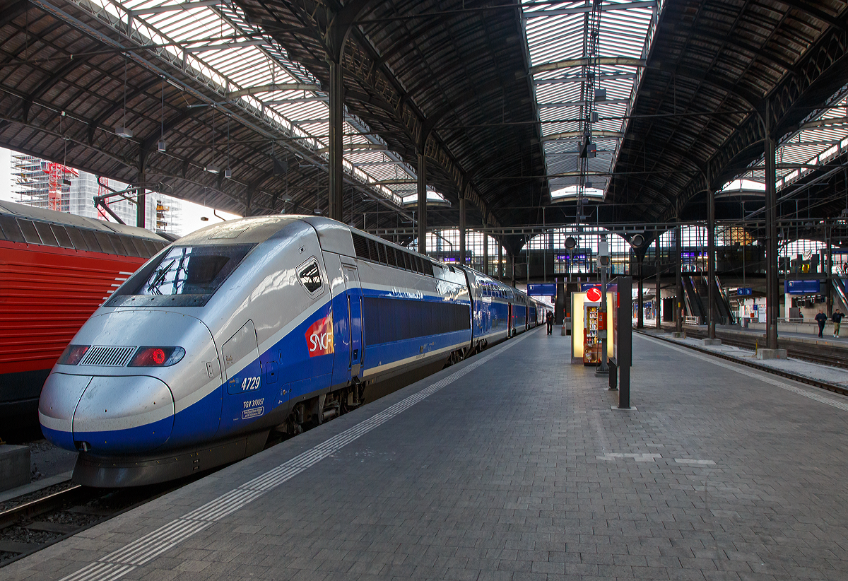 
Der TGV 4729 (TGV 310057), ein TGV Euroduplex 2N2, steht am 16.09.2017 als TGV Lyria 9230 nach Paris Gare de Lyon, via Mulhouse Ville und Belfort-Montbéliard TGV, im Bahnhof Basel SBB zur Abfahrt bereit.