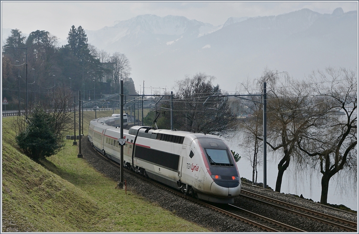 Der TGV Lyria 4417 als  TGV de Neige  auf der Fahrt von Paris nach Brig kurz Villeneuve. 

11. Feb. 2017
