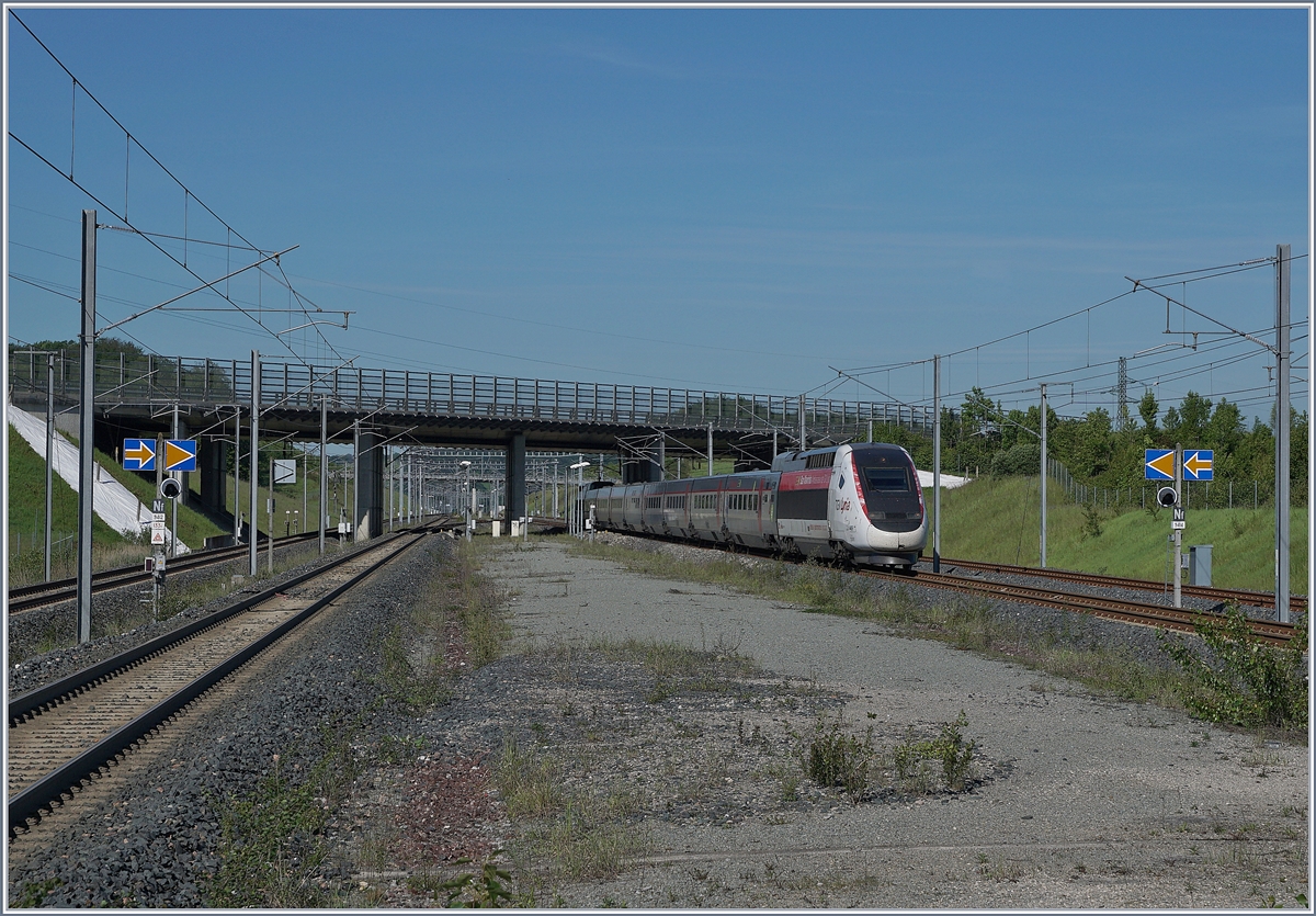 Der TGV Lyria 9203 von Paris Gare de Lyon nach Zürich erreicht Belfort-Montbéliard TGV. Der TGV Lyria Triebzug 4409 wirbt mit seinem Botschafter Stan Wawrinka für die Marke Lyria.

1. Juni 2019