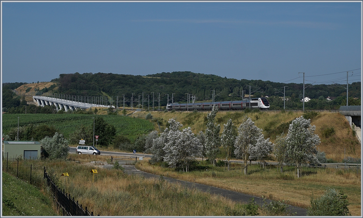 Der TGV Lyria 9203 von Paris nach Zürich hat dem 816 Meter langen Viaduc de la Savoureuse hinter sich gelassen und erreicht in Kürze seinen nächsten Halt, Belfort-Montbéliard TGV. 

23. Juli 2019