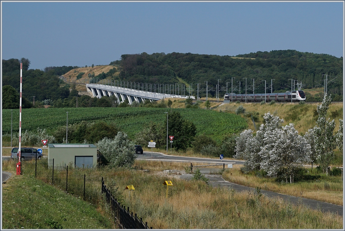 Der TGV Lyria 9203 von Paris nach Zürich hat dem 816 Meter langen Viaduc de la Savoureuse hinter sich gelassen und erreicht in Kürze seinen nächsten Halt, Belfort-Montbéliard TGV. 

23. Juli 2019