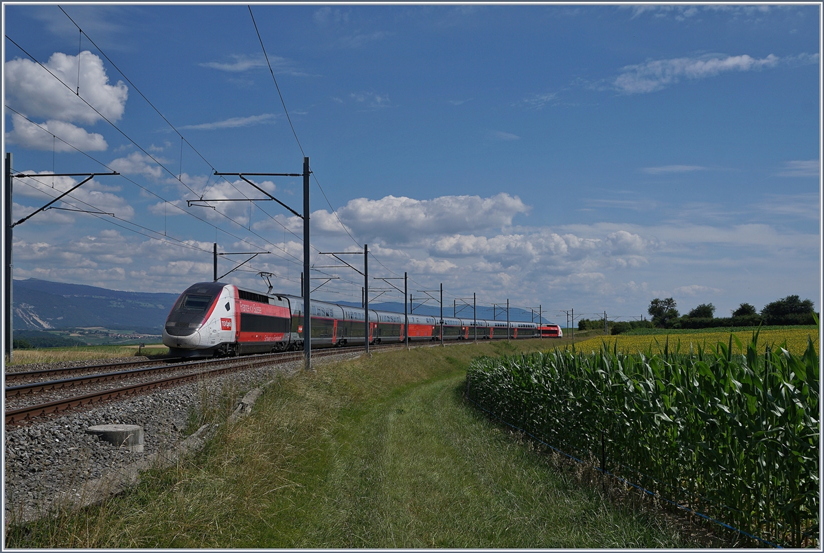 Der TGV Lyria 9261 (Triebzug 4721) auf der Fahrt von Paris Gare de Lyon nach Lausanne hat bei Arnex sein Ziel schon fast erreicht.

14. Juli 2020