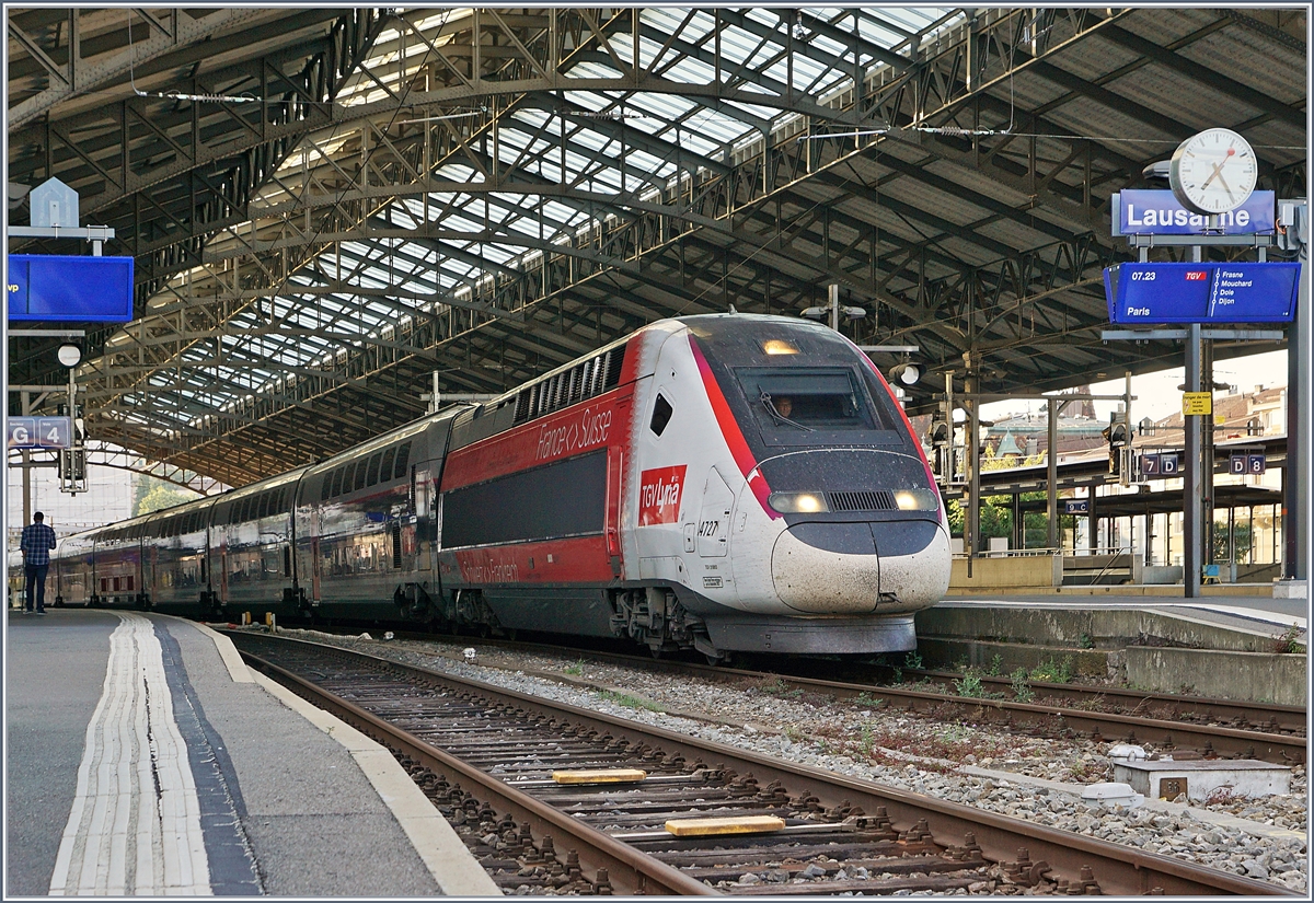 Der TGV Lyria Triebzug 4727 wartet in Lausanne auf die Abfahrt nach Paris Gare de Lyon (via Dijon). 

14. Juli 2020