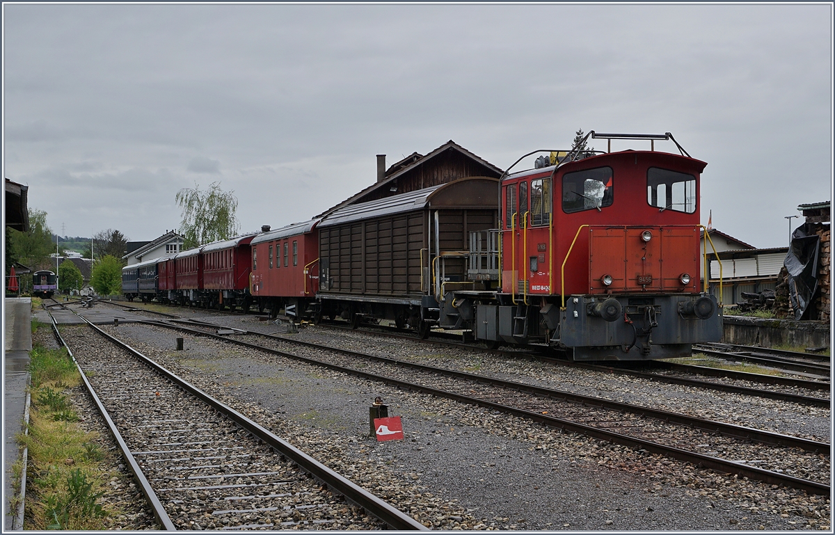 Der Tm III 9456 (98 85 5 237 456-4 CH-ST der nur noch im Güterverkehr tätigen Sursee-Triengen Bahn (ST) in Triengen.
7. Mai 2017