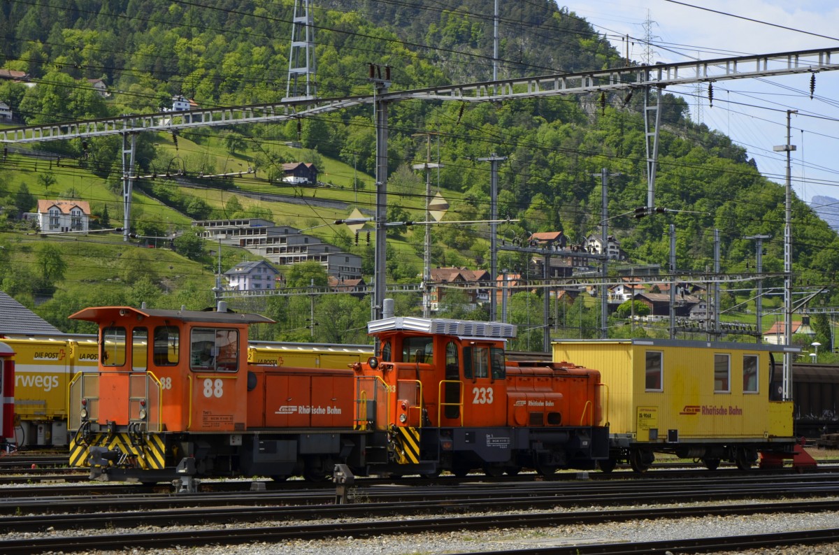 Der Tmf 2/2  Nr. 88 ist einer von sechs mit Funkfernsteuerung ausgersteten Traktoren Tm 2/2 der Rhtischen Bahn. Hersteller: RACO, Hg.: 50km/h, LP.: 7,49m, Bauj.: 1994. Davor befindet sich die dieselelektr. Gm 3/3 Nr. 233. Herst.: Moyse, Hg.: 55km/h, LP.: 7,9m, Bauj.: 1976. Die kurze Rangierabteilung besteht noch aus dem gelben Dienstwagen Xk 9068. Die Aufnahme entstand am 10.05.2014 im Bahnhof Landquart