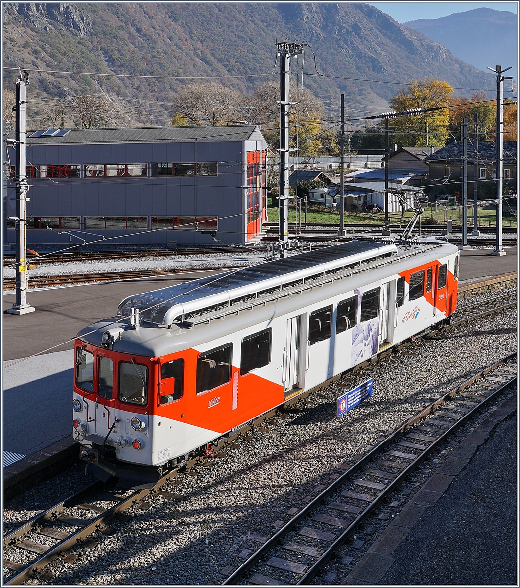 Der TMR / MC BDeh 4/4 N° 8 (TSI Nr: 90 85 838 0008-5) im Baustellenbedingten Pendel-Verkehr Vernayaz MC - Martigny - Vernayaz MC beim Aufenthalt in Vernayaz MC. Dieser Aufenthalt dauerte eine guten halbe Stunde, dann fuhr der Triebwagen die 4.8 Kilometer nach Martiny und kehrte nach einem kurzen Aufenthalt von dort wieder zurück.

Die drei ersten Triebwagen wurden als ABDeh 4/4 N° 4, N° 5 und N° 6 im Jahre 1957 ausgeliefert, die beiden ABDeh 4/4 N° 7 und N° 8 folgten 1964. Nach dem Wegfall der 1. Klasse bei der MC wurde sie 1980 in BDeh 4/4 umbezeichnet. 

18. Nov. 2018 