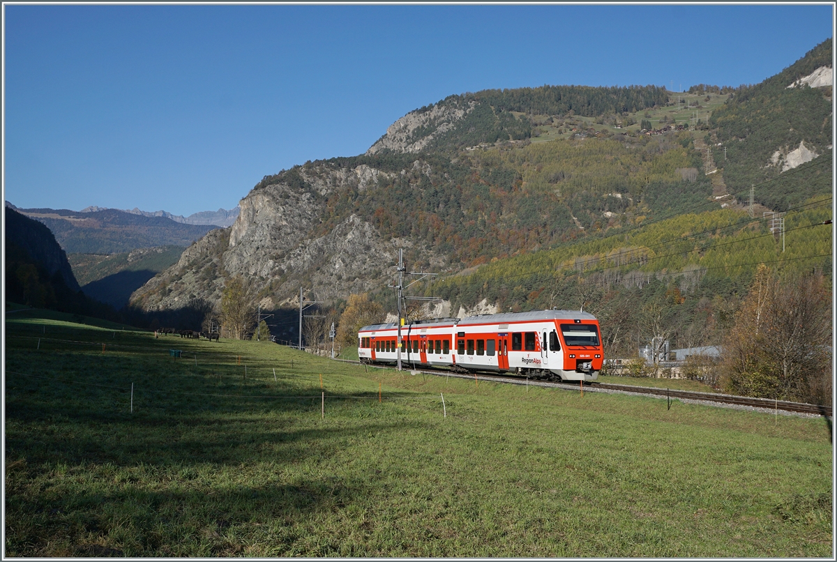 Der TMR ABe 525 041 auf dem Weg von Martigny nach Le Chable hat das Einfahrsignal von  Sembrancher passieret und wird demzufolge in Kürze dort eintreffen. 

30. OKt. 2004