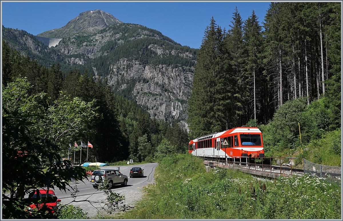 Der TMR Beh 4/8 N° 72 als Regionalzug 26222 von Martingy nach Vallorcine zwischen Châtelard und Vallorcine. Links oben im Bild ist Staumauer des Lac d'Emosson zu erkennen, welches als Wasserkraftwerk ja auch Strom an die SBB liefert.

7. Juli 2020