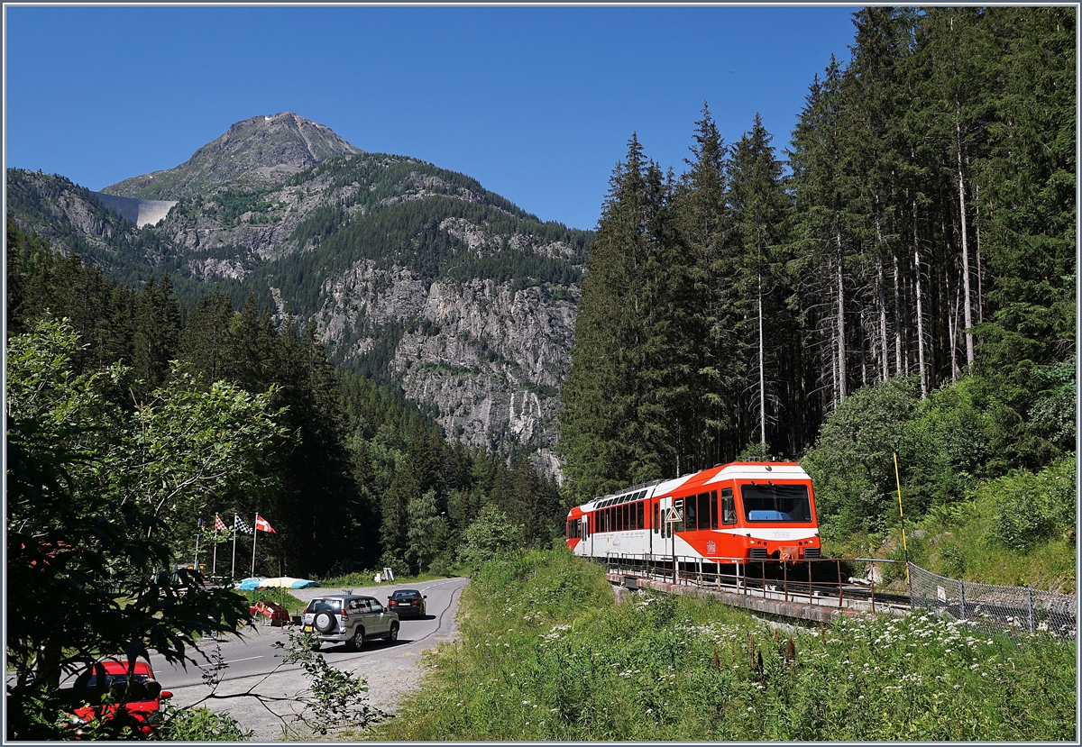 Der TMR Beh 4/8 N° 72 als Regionalzug 26222 von Martingy nach Vallorcine zwischen Châtelard und Vallorcine. Links oben im Bild ist Staumauer des Lac d'Emosson zu erkennen.

7. Juli 2020