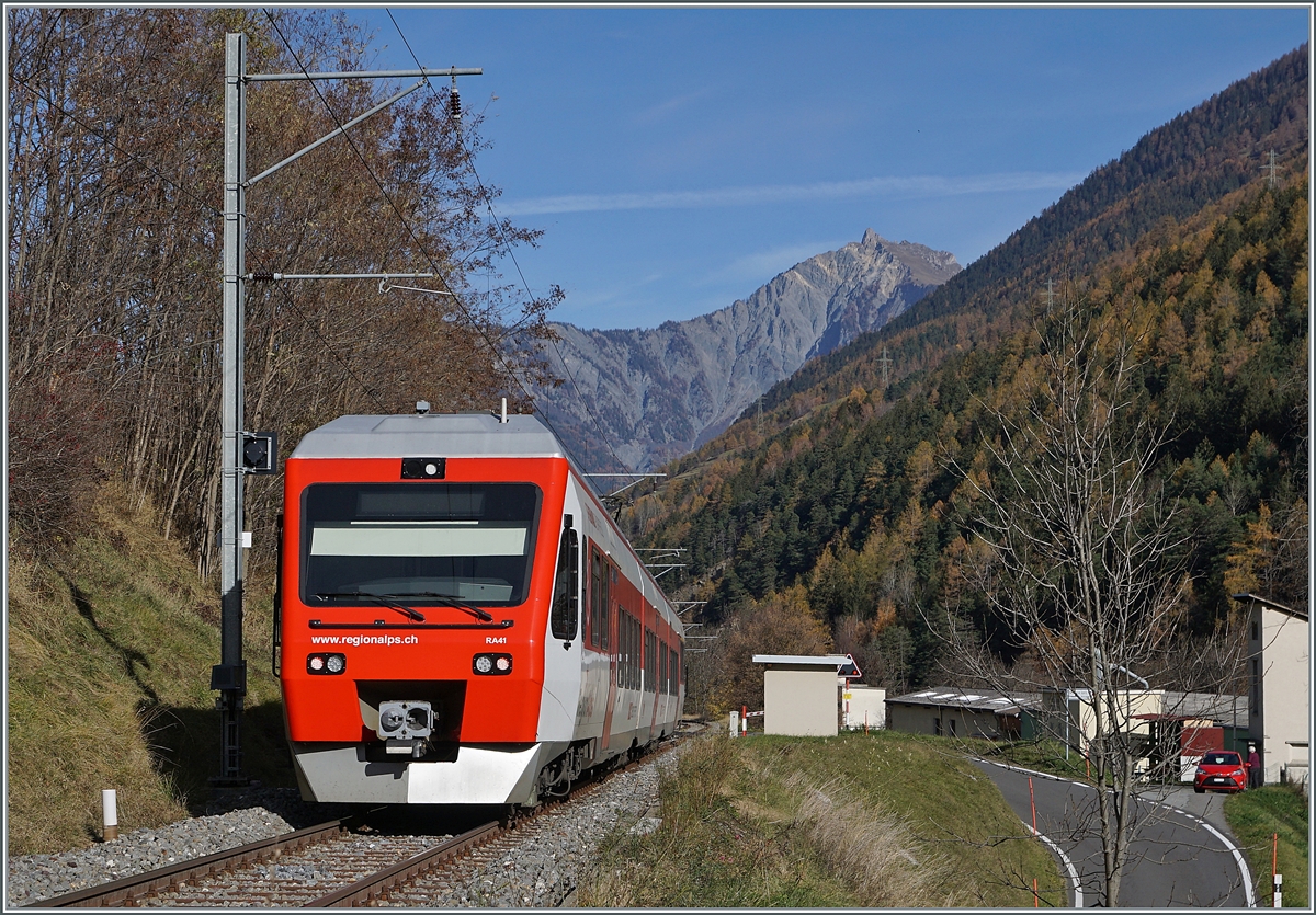 Der TMR Region Alps RABe 525 041 (UIC 94 85 7525 041-0 CH-RA) ist kurz nach Orsières auf der Fahrt nach Sembrancher.

10. November 2020