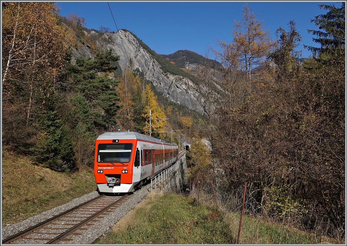 Der TMR Region Alps RABe 525 041 (UIC 94 85 7525 041-0 CH-RA) ist auf dem Weg nach Orsières und hat vor kurzem Sembrancher verlassen.

6. Nov. 2020