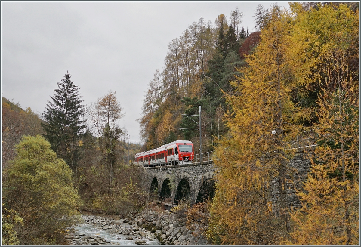 Der TMR Region Alps RABe 525 041 (UIC 94 85 7525 041-0 CH-RA) ist von Orsières nach Sembrancher nach unterwegs und wird sein Ziel in Kürze erreichen. Mit den Lärchen im Vordergrund eines meiner Lieblingsbild der Serie und bei  schönem  Wetter wohl kaum machbar, da Szene im Gegenlicht wäre.

5. November 2020 