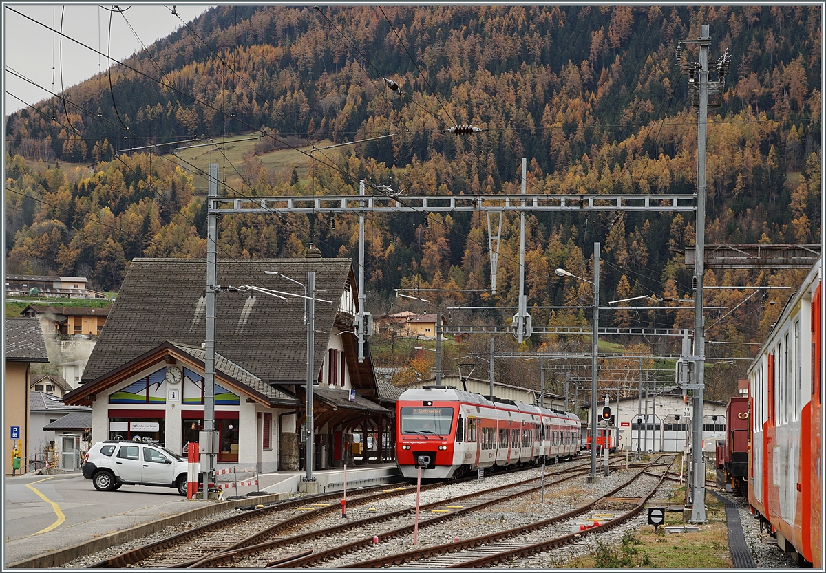 Der TMR RegionAlps RABe 525 041 (UIC 94 85 7525 041-0 CH-RA) wartet in Orsières auf die Rückfahrt nach Sembrancher. Schienbar zu Schulungzwekcen ist dahinter ein weiter Region Alpes RABe 525 im Einsatz. 

5. November 2020