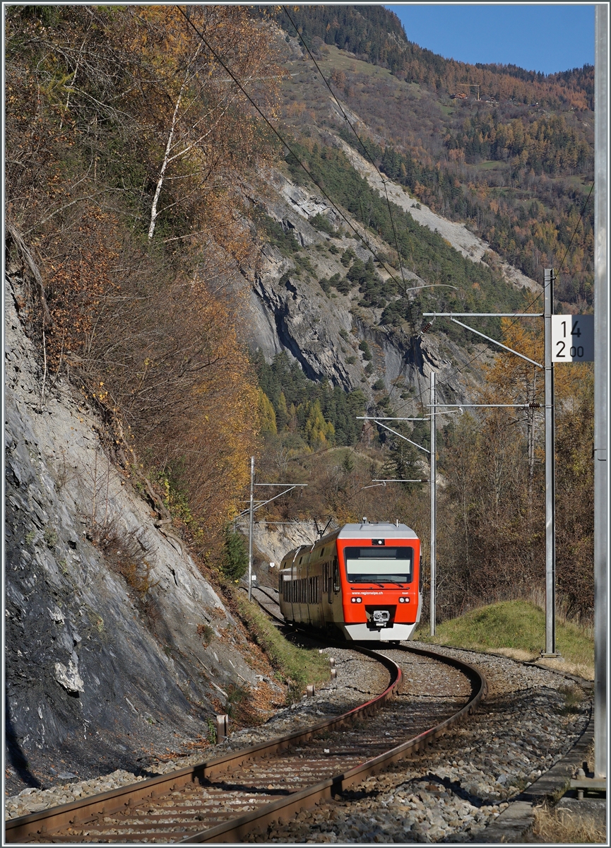 Der TMR RegionAlps RABe 525 041 (UIC 94 85 7525 041-0 CH-RA) ist auf der Fahrt von Orsières nach Sembrancher und hat bei Kilometer 14.200 sein Ziel schon fast erreicht. 

6. Nov. 2020