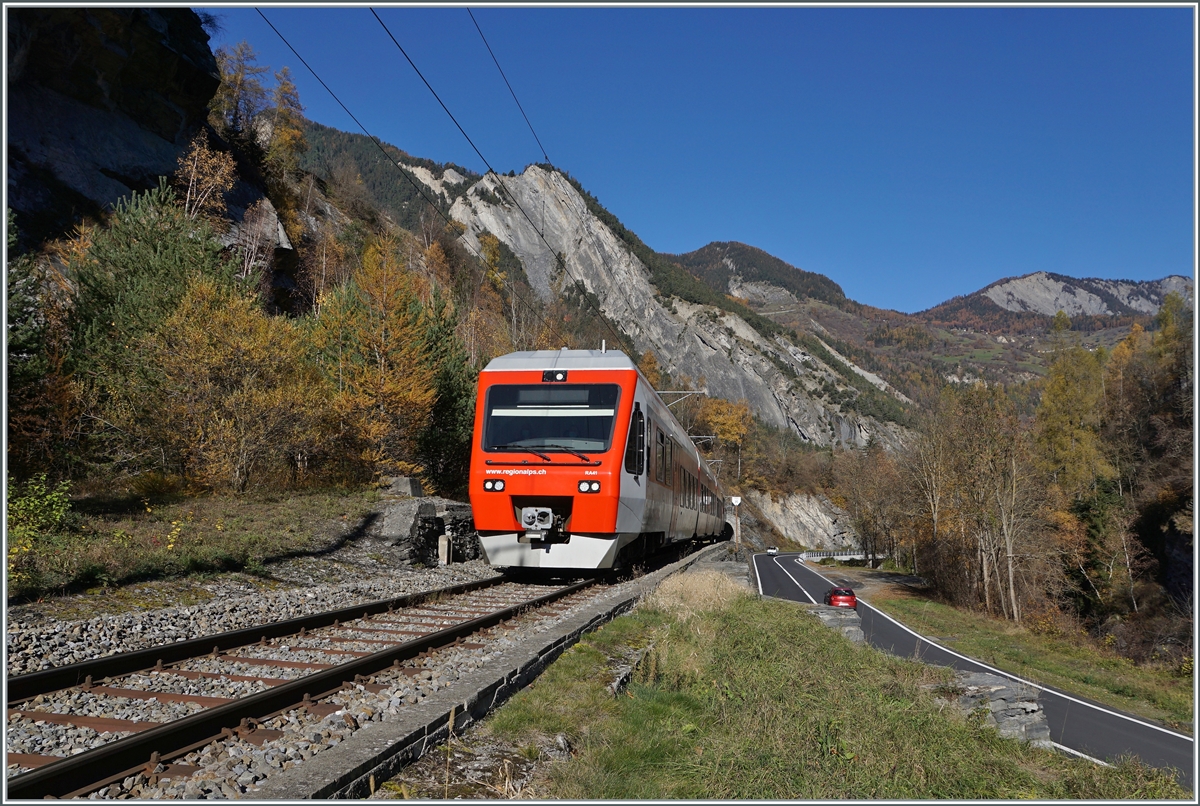 Der TMR RegionAlps RABe 525 041 (UIC 94 85 7525 041-0 CH-RA) hat Sembrancher verlassen und ist nun kurz nach der Abfahrt auf dem Weg nach Orsières.

6. Nov. 2020