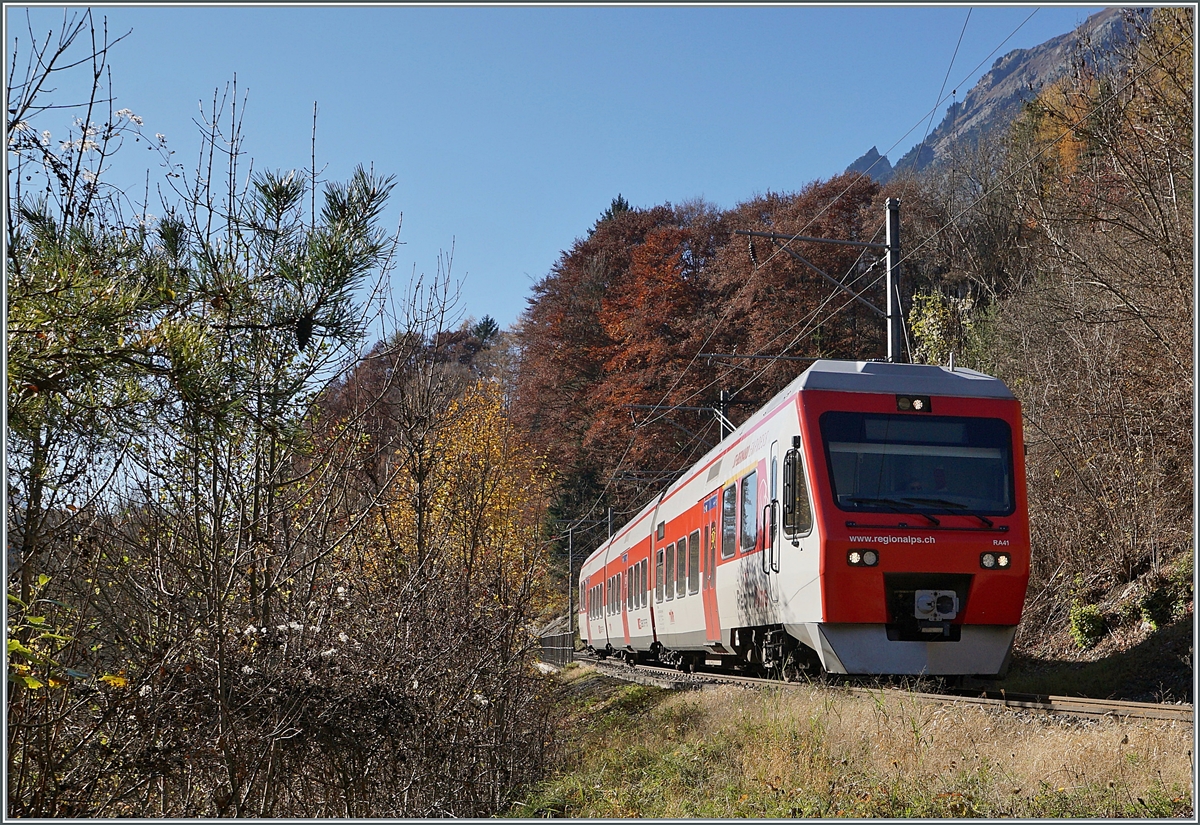 Der TMR RegionAlps RABe 525 041 (UIC 94 85 7525 041-0 CH-RA) ist von Orsières nach Sembracher unterwegs und erreicht in Kürze sein Ziel. 

6. November 2020