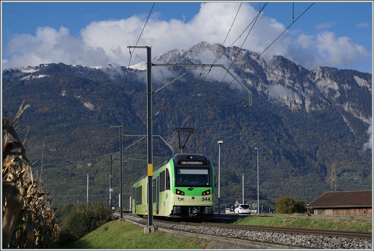 Der TPB Beh 2/6  544 auf der Fahrt in Richtung Monthey bei St-Triphon. 

12. Okt. 2020