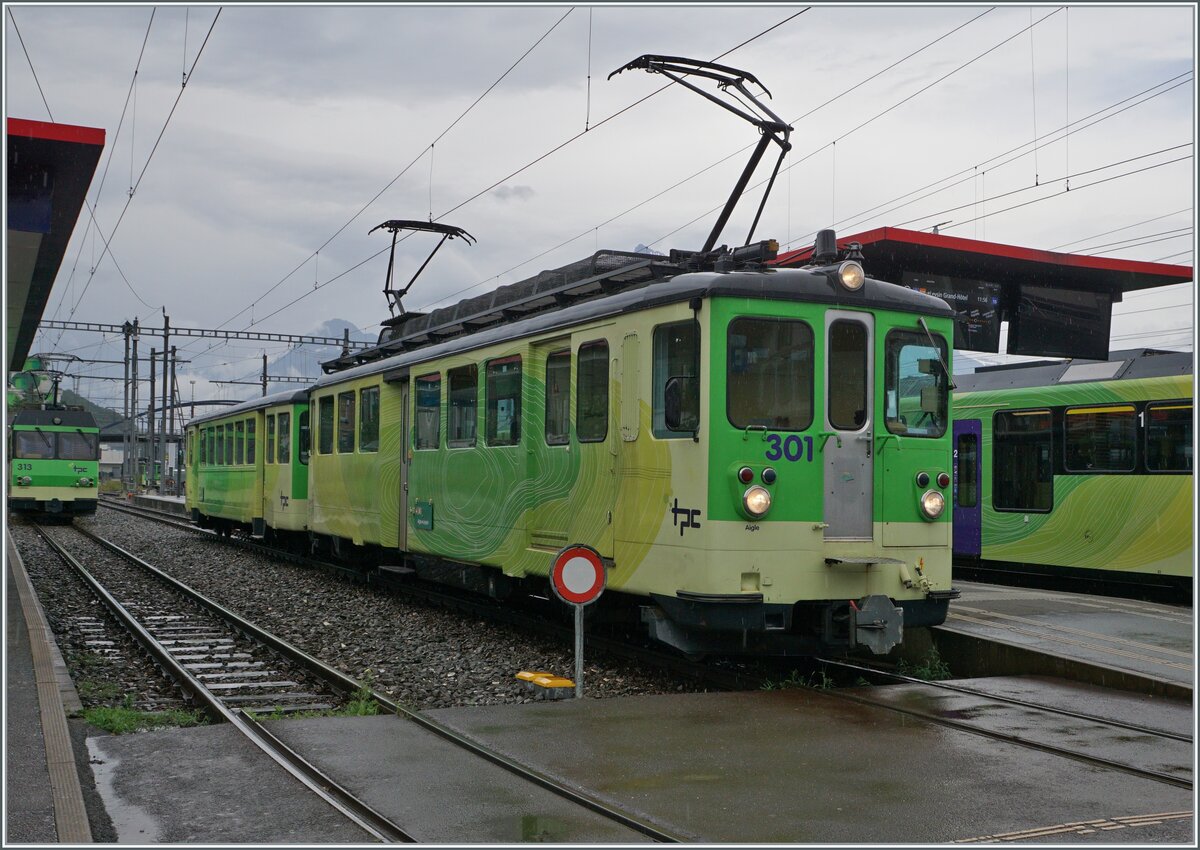 Der TPC A-L BDeh 4/4 301 mit Bt 352 warten auf die Abfahrt nach Leysin. 

21. Juli 2024 