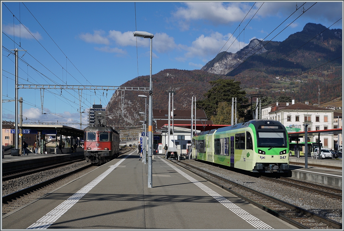 Der TPC AOMC ASD Beh 2/6 547 und im Hintergrund die SBB RE 6/6 11666 (Re 620 066-1)  Stein am Rhein  in Aigle. 

5. Nov. 2021