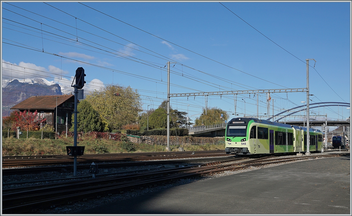 Der TPC AOMC ASD Beh 2/6 545 verlässt Aigle in Richtung Monthey. 

5. Nov. 2021