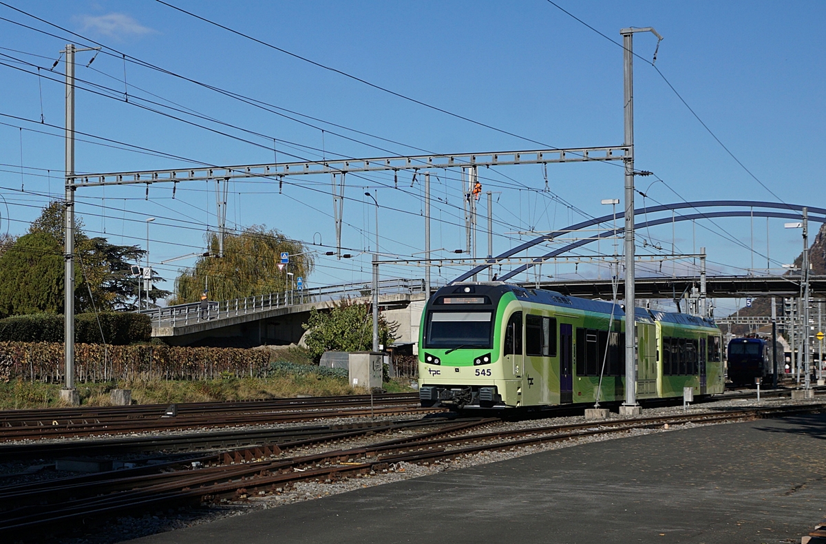 Der TPC AOMC ASD Beh 2/6 545 verlässt Aigle in Richtung Monthey. 

5. Nov. 2021