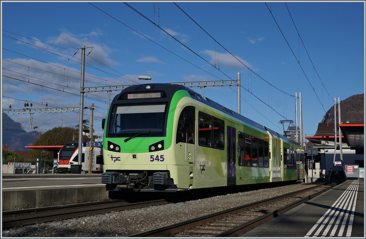 Der TPC AOMC ASD Beh 2/6 545 wartet in Aigle auf seine Abfaht. 

5. Nov. 2021