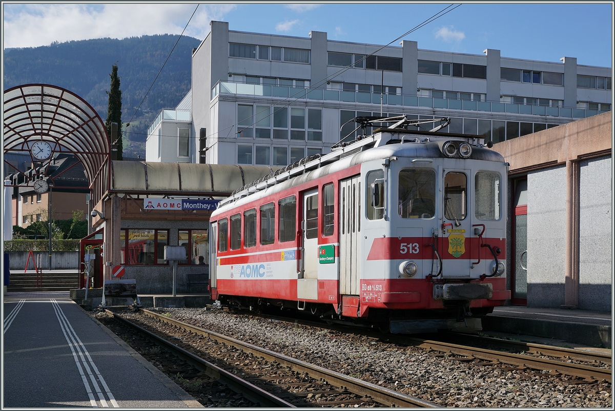 Der TPC AOMC BDeh 4/4 513  Monthey  steht in Monthey Ville. gemss seinem grnen Zuglaufschild wird der Triebwagen wohl zur Hauptverkehrszeit fr einen Zusatzzug nach Champry verwendet. 

7. April 2016