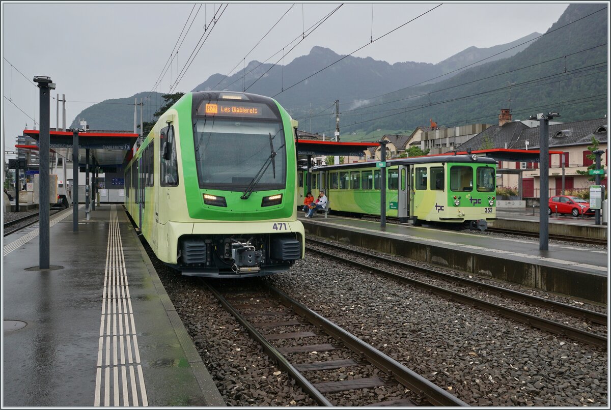 Der TPC ASD ABe 4/8 471 ist als R71 431 von Les Diablerets kommend in Aigle eigetroffen und wir nach einer knappen Stunde Wendezeit als R71 440 wieder nach Les Diablerets hochfahren. Im linken Bildteil ist der am Schluss des kurzen A-L Zugs eingereihte Steuerwagen Bt 352 zu erkennen. 21. Juli 2024