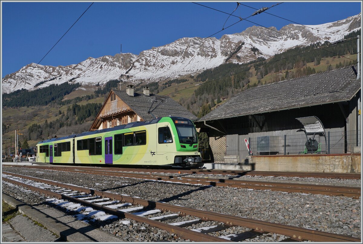 Der TPC ASD ABe 4/8 472 steht in Les Diablerets und wartet auf die Abfahrt nach Aigle. 

30. Nov. 2024