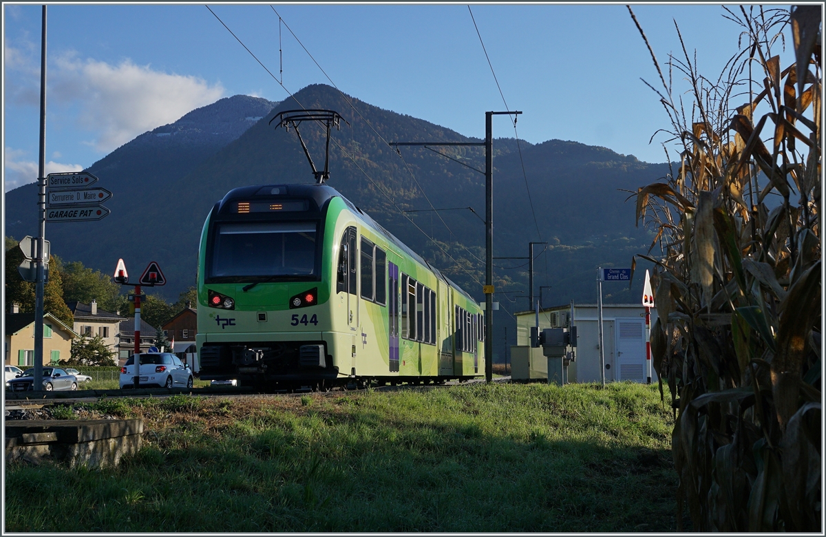 Der TPC Beh 2/6 544 bei St-Triphon auf der Fahrt in Richtung Aigle. 

12. Okt. 2020