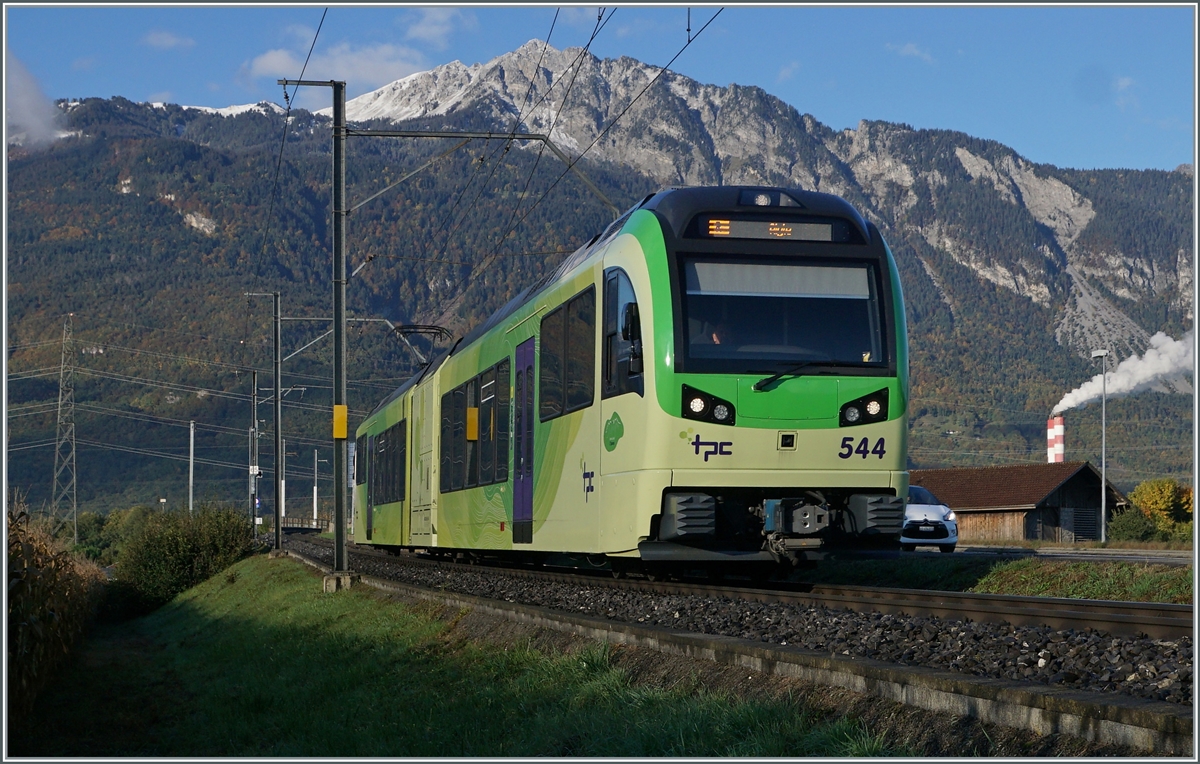 Der TPC Beh 2/6 544 bei St-Triphon auf der Fahrt in Richtung Aigle. 

12. Okt. 2020