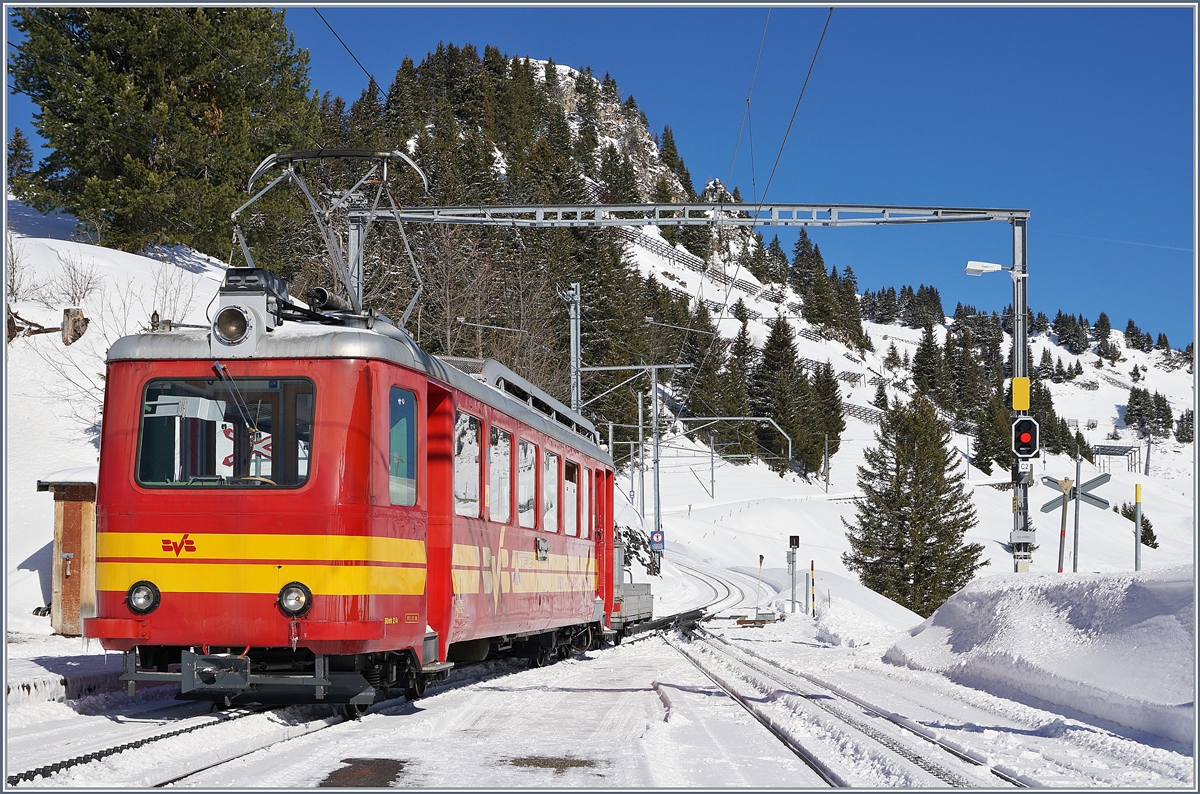 Der TPC BVB BDeh 2/4 25 mit einem Vorstellwagen zum Austauchen der Abfallcontainer auf den Zwischenstation der Bergstrecke zum Col-de Bretaye, hier beim Halt in Bouquetins.

12. März 2019