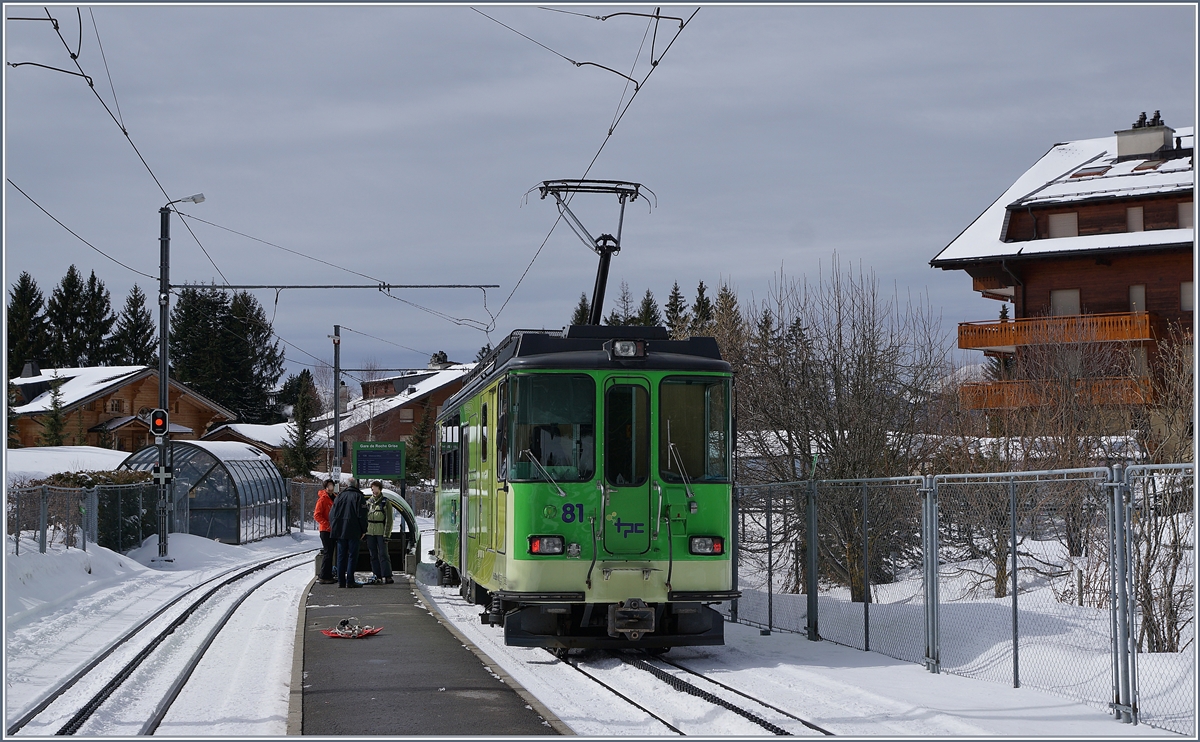 Der TPC BVB BDeh 4/4 81 in der Station Roches-Grises. Ab hier verläuft die Strecke bis in den Bahnhof von Villars sur Ollon doppelspurig.


12. März 2019