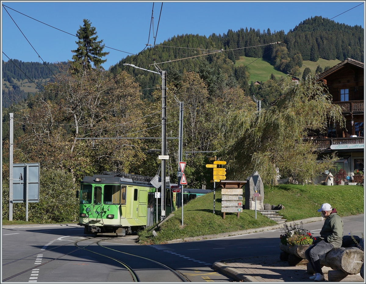 Der TPC BVB BDeh 4/4 81 erreicht den Bahnhof La Barboleuse, der sich auf der Strasse befindet. 

11. Okt. 2021