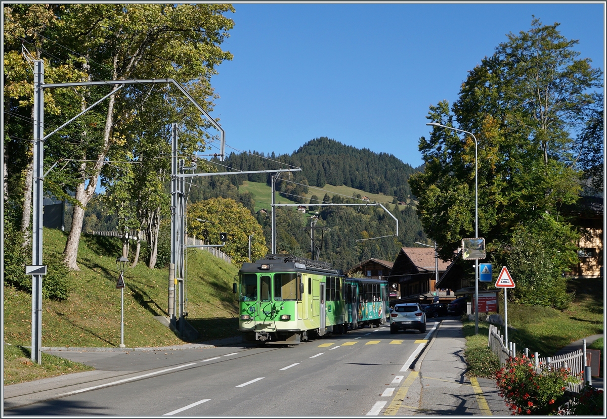 Der TPC BVB BDeh 4/4 81 verlässt mit seinem Regionalzug von Villars nach Bex den Bahnhof La Barboleuse. 

11. Oktober 2021