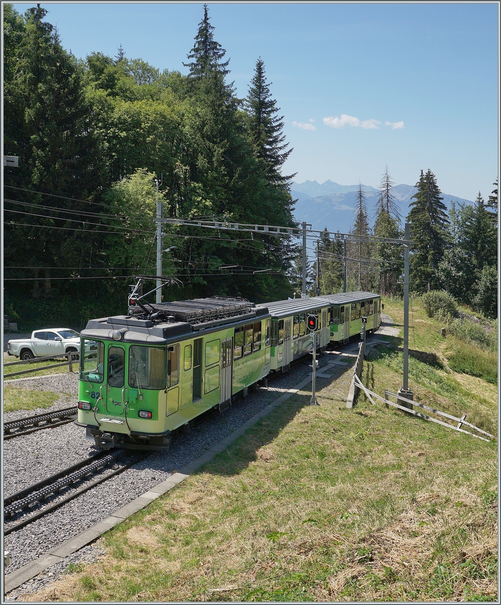 Der TPC BVB BDeh 4/4 82 verlässt den Bahnhof Col-de-Soud in Richtung Villars s/O. 

19. August 2023