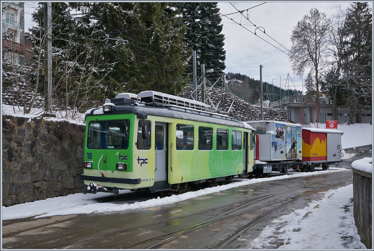 Der TPC BVB Be 2/3 15 steht mit zwei Güterwagen in Villars.

12. März 2019