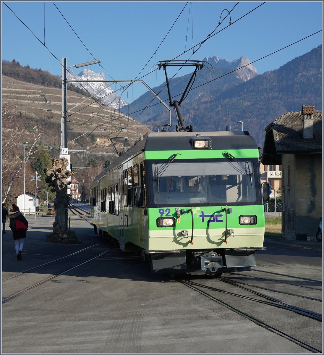 Der TPC BVB Beh 4/8 92 von Villard sur Ollon kommend erreicht sein Ziel Bex. 

14. Dez. 2016