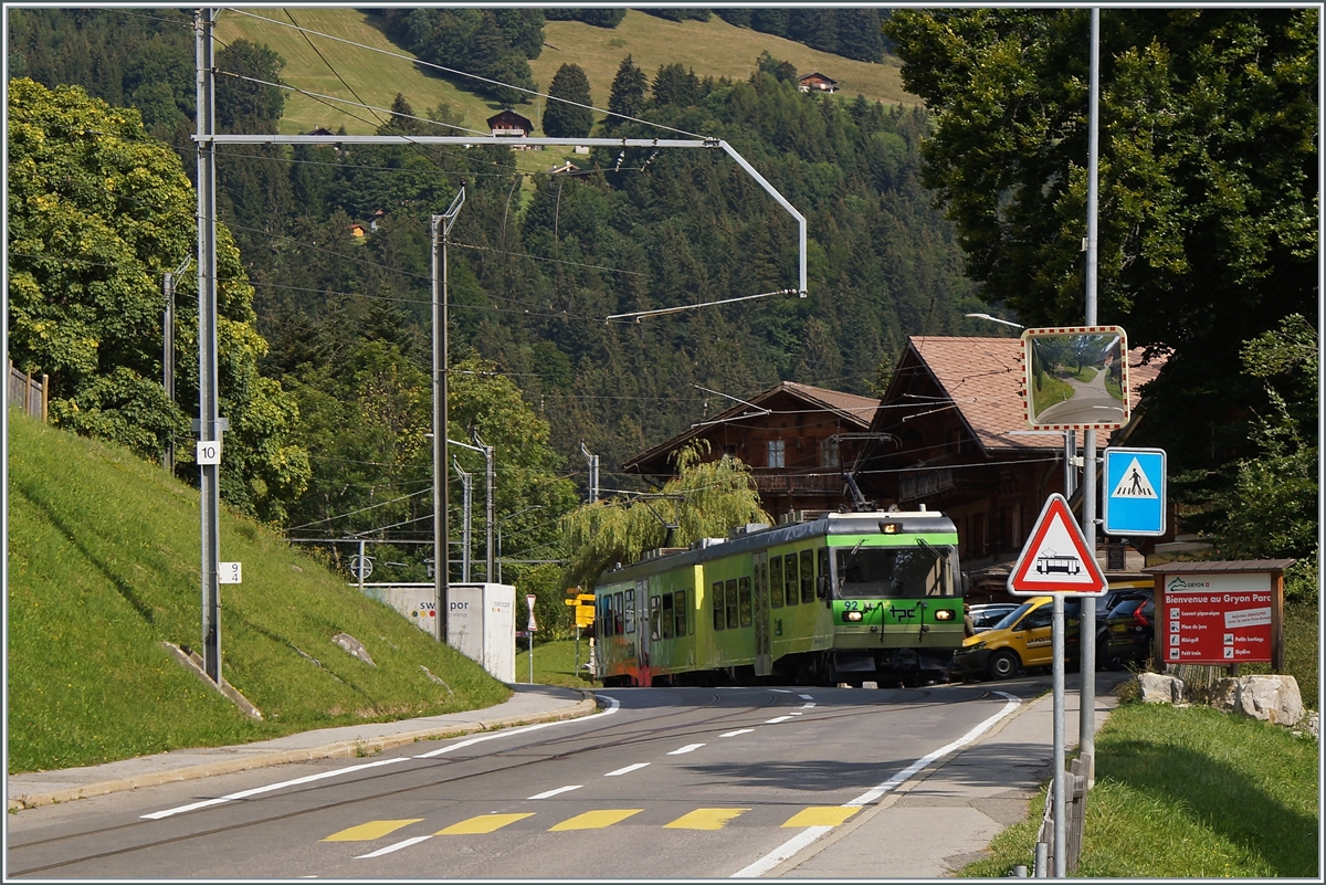 Der TPC BVB Beh 4/8 92 verlässt auf seiner Fahrt von Villars nach Bex die Station La Barboleuse, deren Gleisanlage sich grosszügig auf der Strasse verteilt hat.

24. August 2021