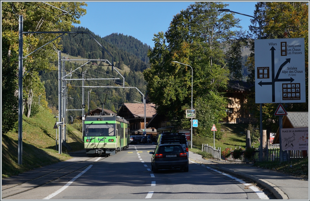 Der TPC BVB Beh 4/8 erreicht auf seiner Fahrt von Bex nach Villars s/O den Bahnhof La Barboleuse. 

11. Okt. 2021